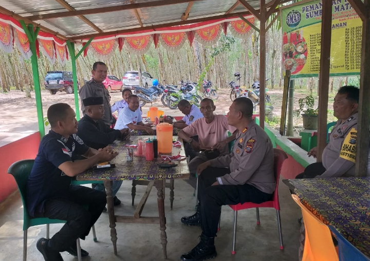 Personil Polsek Bandar Pulau Jumat Curhat di Desa Aek Nagali