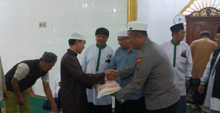AKP Rianto Laksanakan Jumat Subuh Curhat di Masjid H Kasim