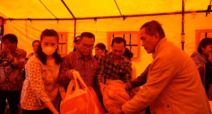 Rumah Kades Jangga Dolok Terbakar, Bupati Toba Serahkan Bantuan