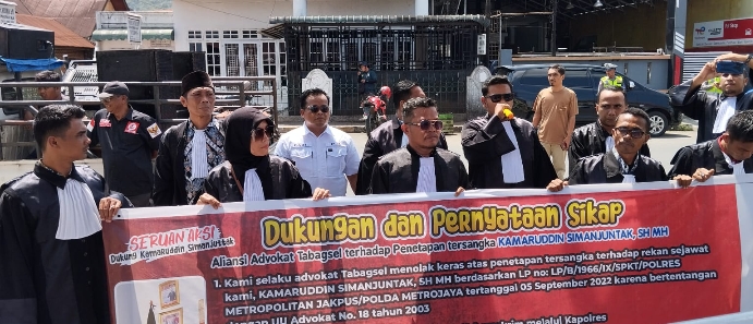 Puluhan Advokat Orasi di Polres Tapsel, Ajukan 5 Tuntutan Kepada Pihak Kepolisian