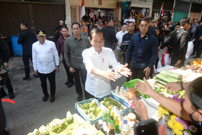 Jokowi dan Edy Rahmayadi Semobil Tinjau Harga Bahan Pokok dan Bagikan BLT di Pasar Binjai