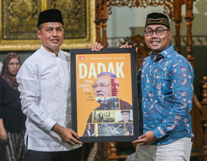 Ijeck dan Gramedia Luncurkan Buku Dadak Tidak Pernah Pergi *Gus Dhofir: Haji Anif Ibarat Laboratorium