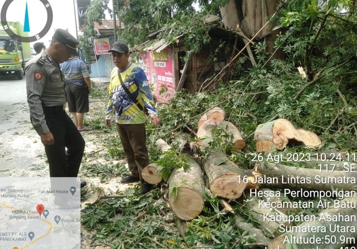 Personil Polsek Air Batu Amankan dan Gatur Lalin Saat Pemangkasan Pohon Dipinggir Jalinsum