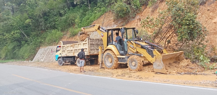 Pemkab Toba Gerak Cepat Tangani Jalan Nasional