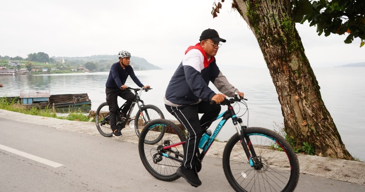Wujudkan Hidup Sehat, Bupati Toba Menggowes Sepeda Santai