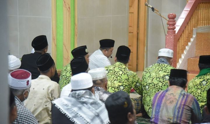 Bupati Tapsel Dolly Pasaribu Diminta Masyarakat Jadi Imam Salat Subuh di Angkola Barat