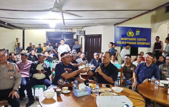 Malam Keakraban AKBP Dudung Setyawan dan Personil Polres Padangsidimpuan bersama Wartawan Nobar Final AFF U-23 Menggema di Salasaran