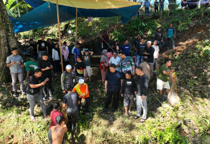 Kompak, Masyarakat Desa Sihuik-Huik Gembira Sambut Bupati Dolly Pasaribu Tangkap dan Bakar Ikan Bersama