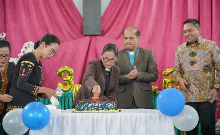 Bupati Pakpak Bharat Hadiri HUT GKPPD Yang Ke 32 Tahun di Geraja Salak