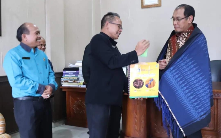 Sekda Pakpak Bharat Menerima Langsung Kunjungan Guru Besar Sumut
