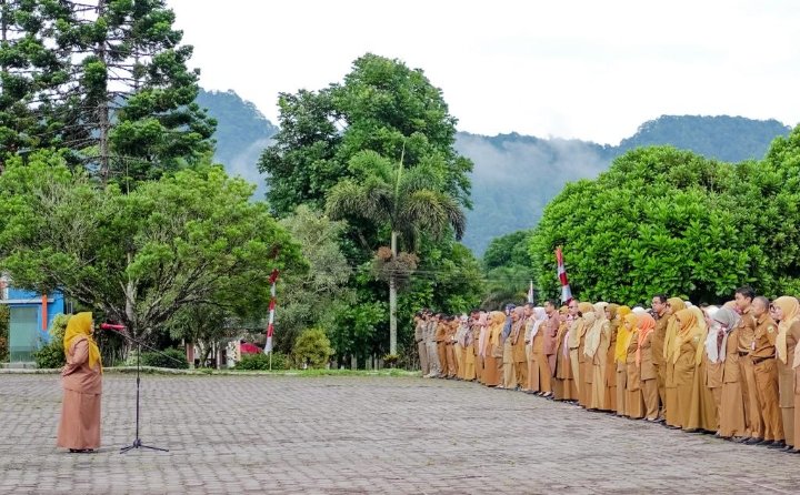 Asnur  Pimpin Apel Pagi Pemda Kabupaten Solok