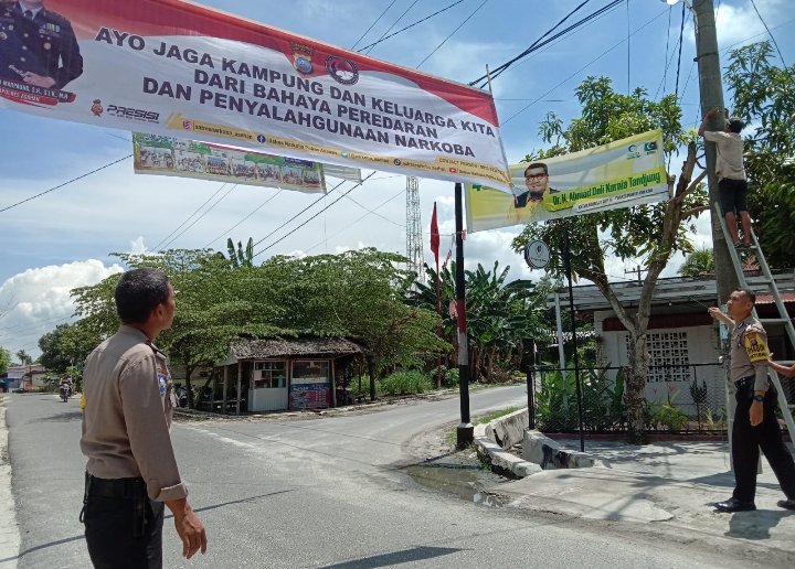Antisipasi Penyalahgunaan Narkoba, Bhabinkamtibmas Polsek Kota Kisaran Pasang Spanduk Himbauan