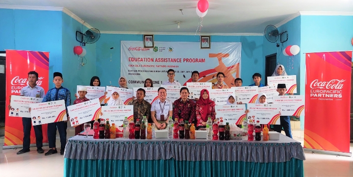 Dukung Kelanjutan Pendidikan Anak Kurang Mampu, CCEP Indonesia bersama Pemerintah Kelurahan Besar Berikan Beasiswa Pendidikan ke Siswa dan Mahasiswa di Kota Medan