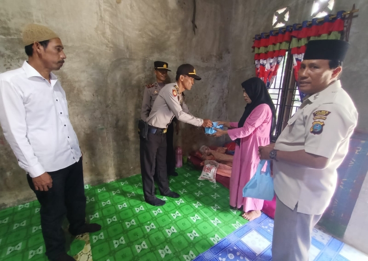 Polsek Air Joman Berikan Bantuan Sembako Kepada Penderita Struk