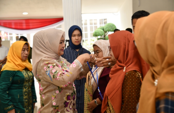 Bina Pengrajin di Wilayah Pantai Timur, Dekranasda Sumut Gelar Pelatihan Pembuatan Suvenir Berbahan Wastra Daerah