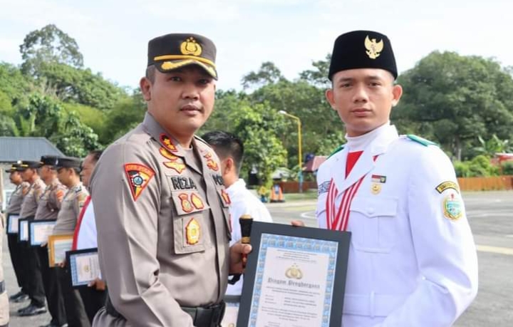Kapolres AKBP Reza CAS Berikan Reward Kepada Masyarat Yang Bantu Tugas Polri Juga Kepada Paskibraka Tingkat Nasional Asal Madina