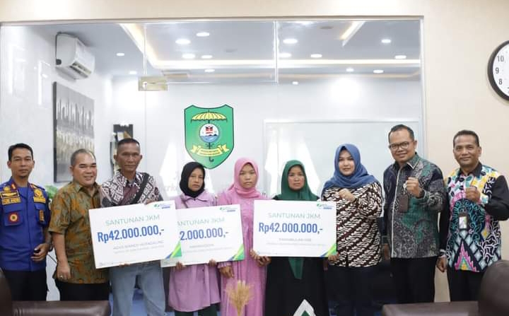 Wabup Atika Nasution Serahkan Santunan BPJS Ketenagakerjaan kepada 3 Warga Madina