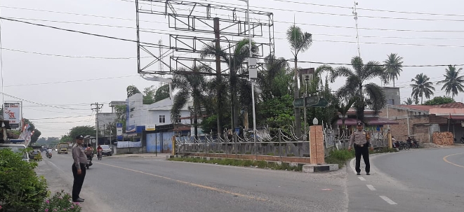 Personel Polsek Simpang Empat Laksanakan Strong Poin