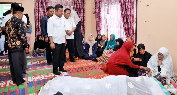 Bupati Simalungun Melayat Ke Rumah Duka Pangulu Sibunga-bunga
