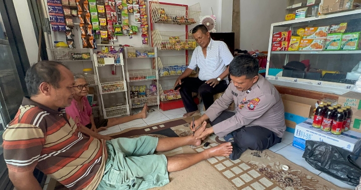 Luar Biasa....Anggota Polres Padangsidimpuan Aipda Dasmer F Tobing Mampu Obati Berbagai Penyakit Tanpa Imbalan