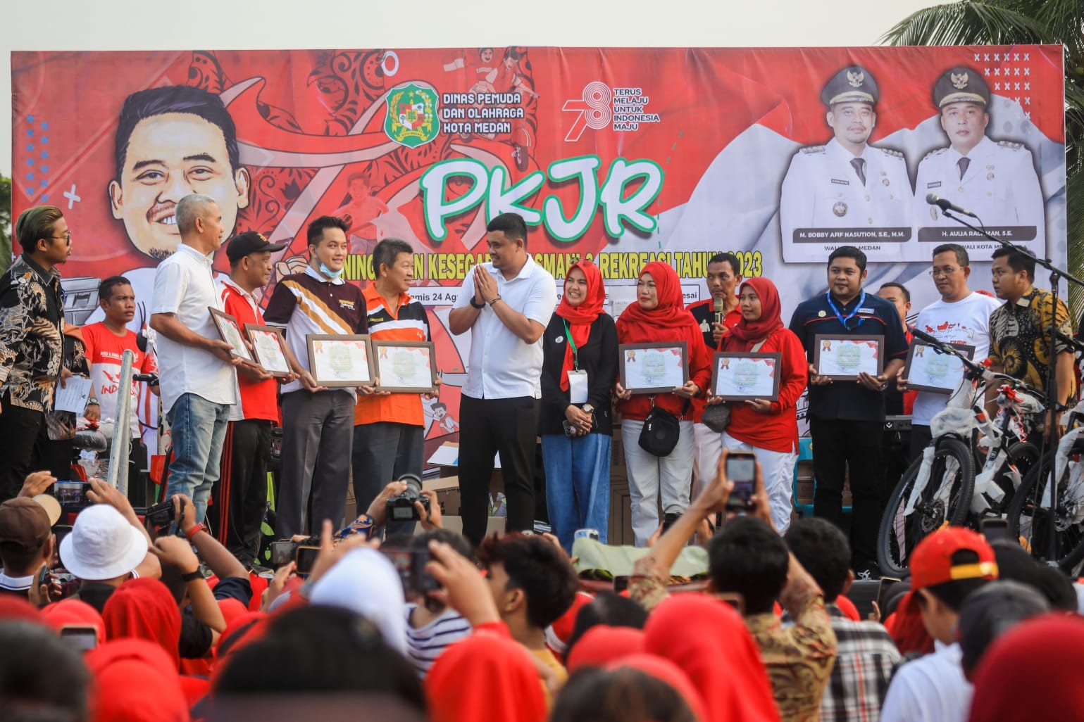 Senyum Bahagia Warga Medan Amplas dapat Hadiah Sepeda Listrik dari Bobby Nasution