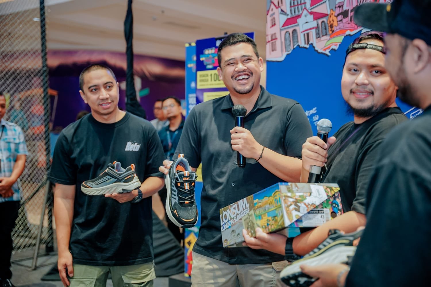 Kenalkan Sneakers Desain Gedung Warenhuis, Bobby Nasution Kepala Daerah Pertama Kerjasama dengan Brand Lokal