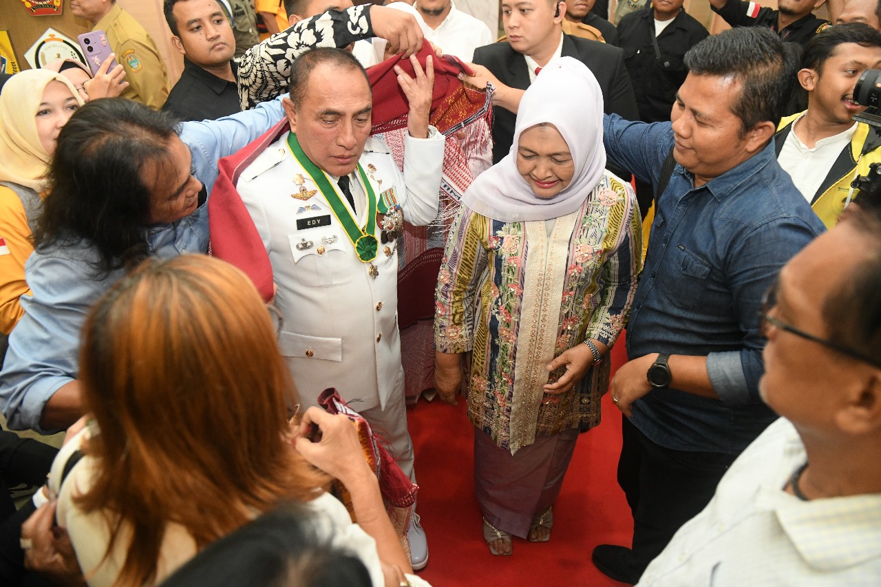 Lagu Pamit Iringi Penyerahan Memori Jabatan Edy Rahmayadi - Ijeck