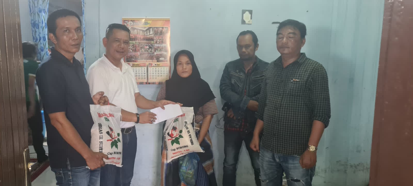 Ketua Pewarta Berikan Santunan Duka dan Sembako kepada Isteri lmarhum Ketua Ranting PP Sukaramai II