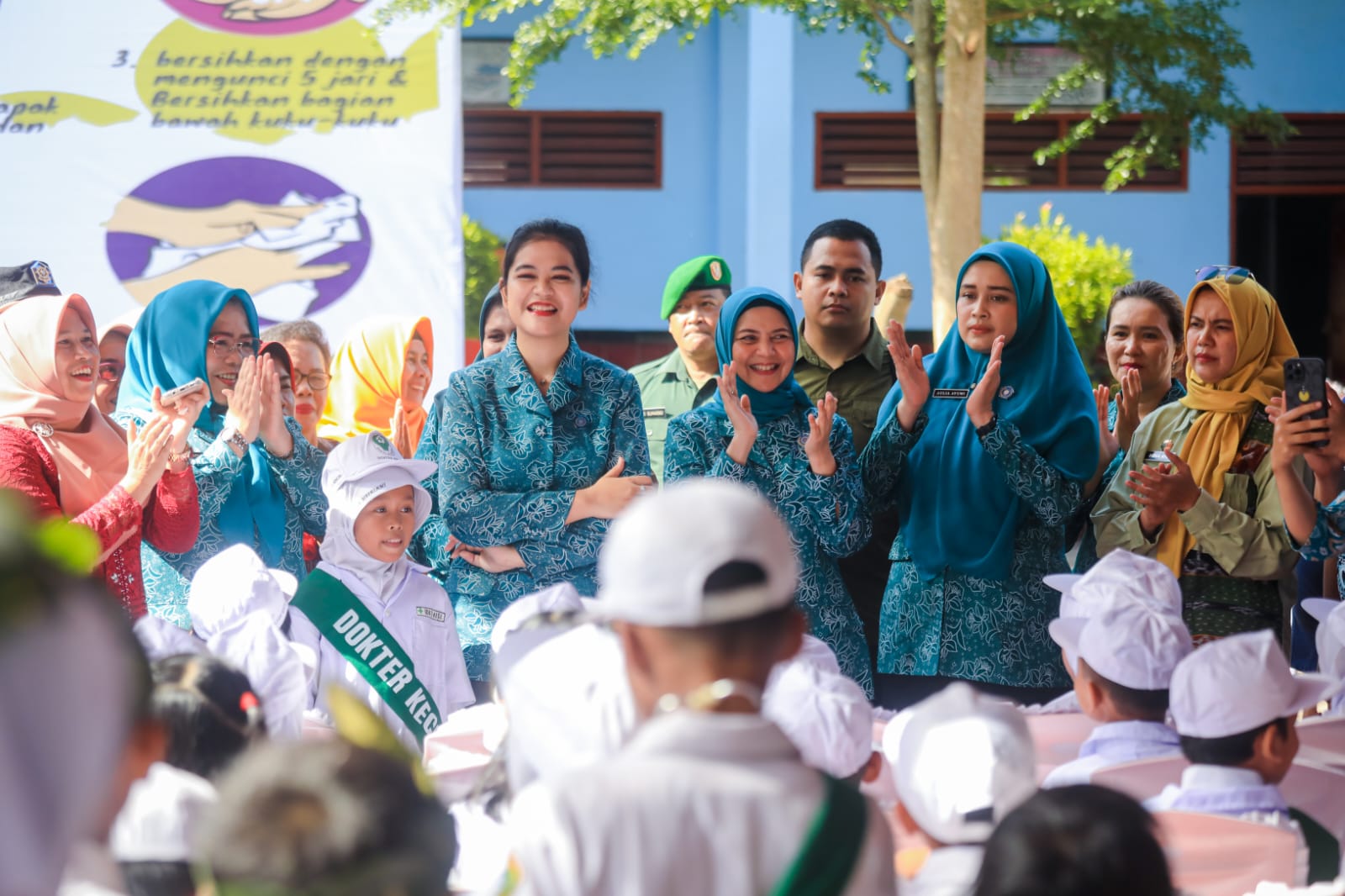 Peringatan Hari CTPS, Kahiyang Ayu bersama Siswa SD Lakukan Aksi Praktek Cuci Tangan Pakai Sabun