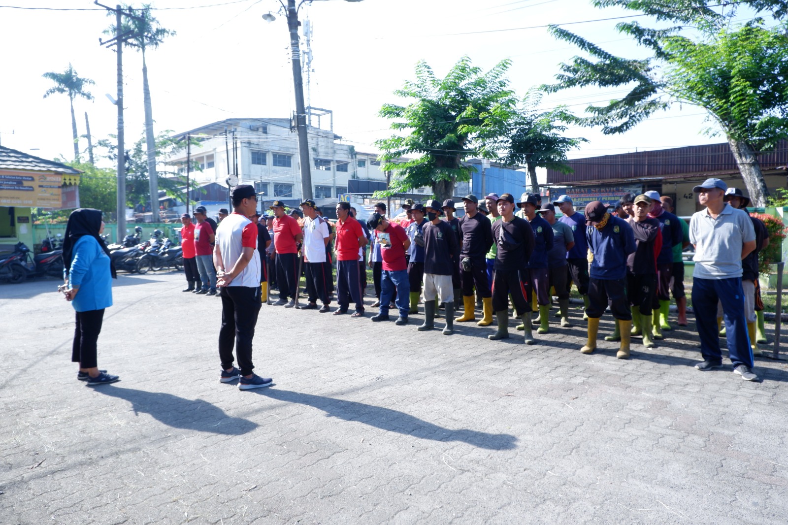 Bersihkan Lingkungan, Gotong Royong Juga Suburkan Rasa Kebersamaan