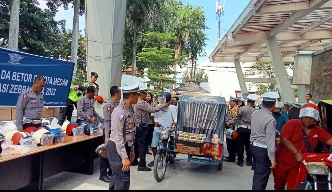 Ditlantas Polda Sumut Bagikan 200 Helm SNI ke Abang Betor