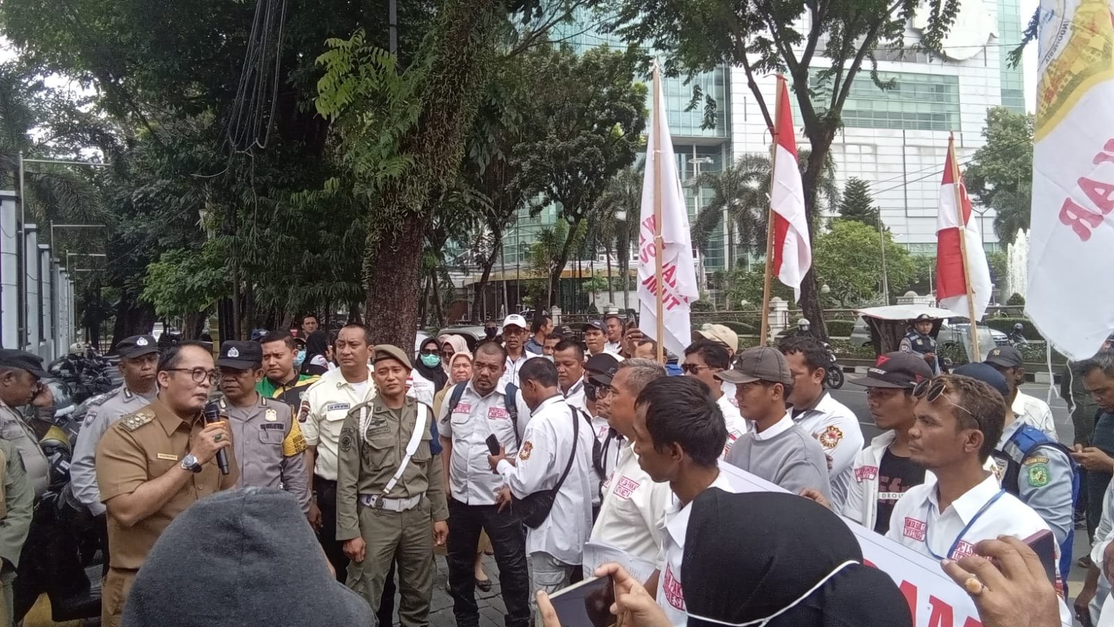 Bongkar Perumahan Yuu At Contempo, Ini Yang Demo Warga Tanpa IMB dan Tutup Fasum
