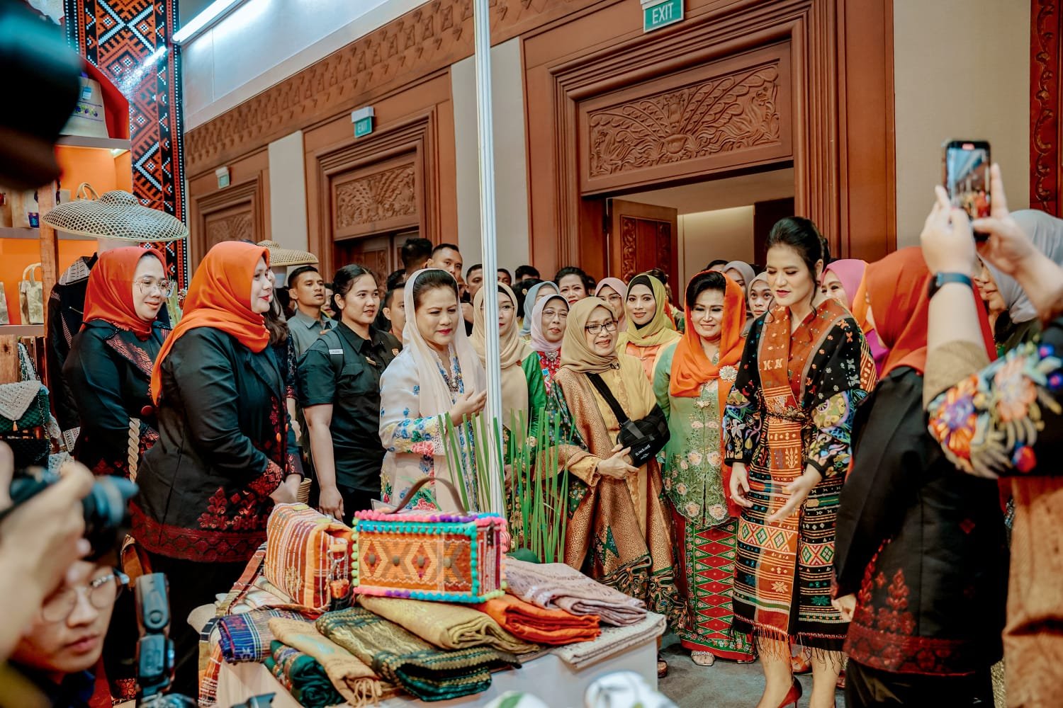 Usai Resmikan KriyaNusa, Ibu Negara Kunjungi Stand Dekranasda Medan