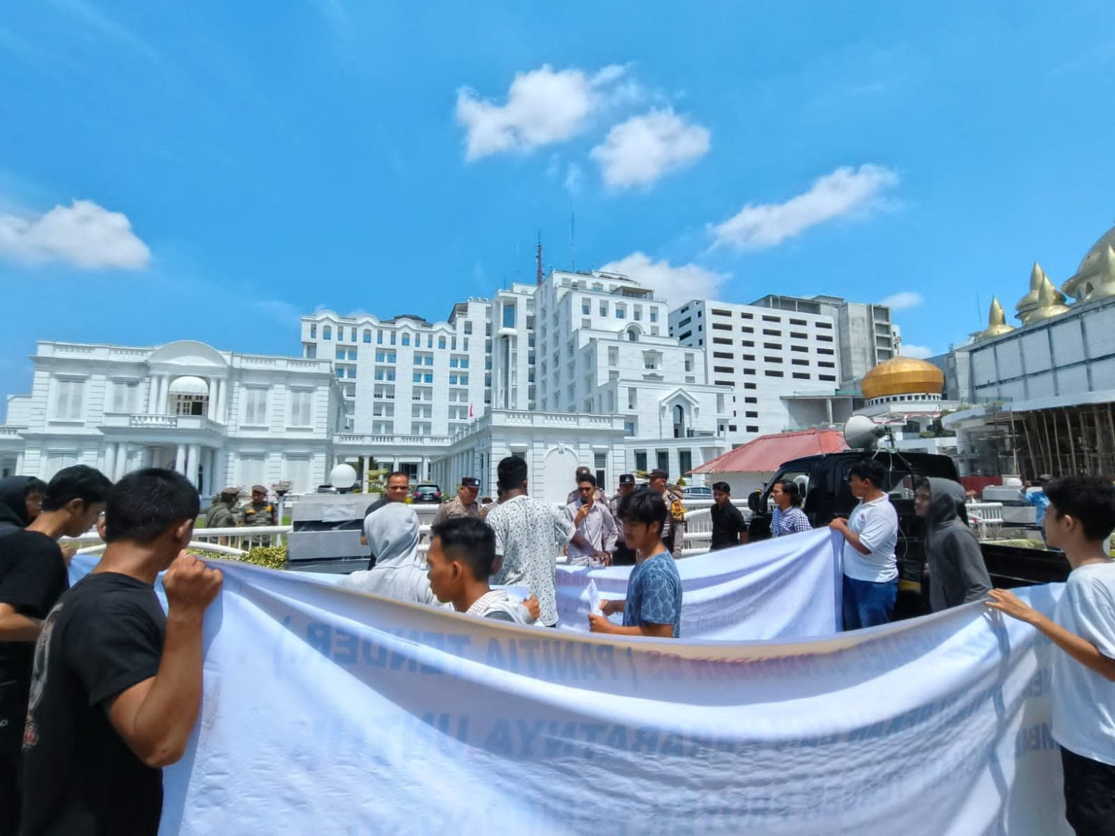 Massa Garansi gelar aksi demo di Kantor Gubsu Diduga ada Persekongkolan Tender Proyek Alun-alun Lapangan Adam Malik Siantar.