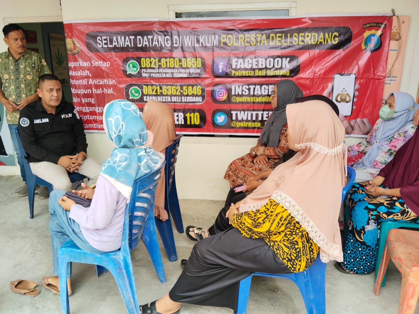 Emak-emak  Antusias Sosialisasi Layanan Call Center 110 Polresta Deli Serdang