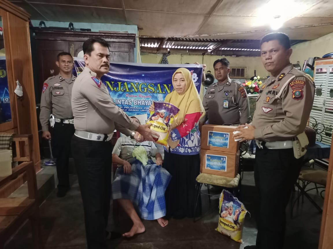 Sambut HUT Lantas Bhayangkara ke-68, Sat Lantas Polresta DS Gelar Anjangsana ke rumah Anggota Polri yang sakit menahun