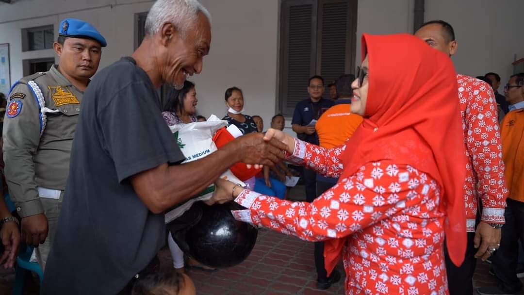 Wali Kota Pematang Siantar dr Susanti Dewayani SpA menyerahkan piagam penghargaan kepada 117 pendonor darah sukarela PMI