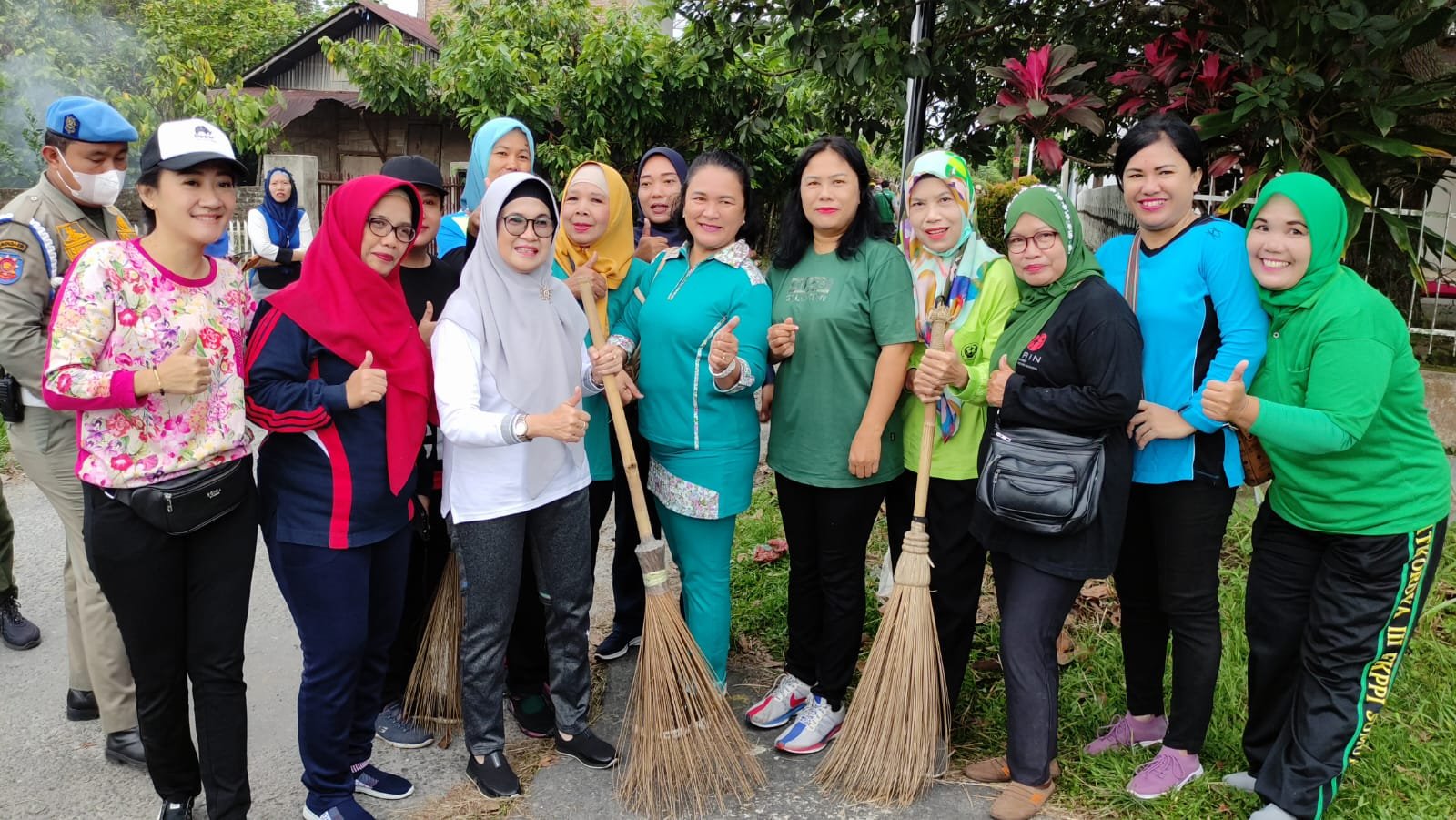 Wali Kota Pematang Siantar gotong-royong Jumat Pagi (JUMPA) Lihat Sampah Ambil dan Pilah (LISA PiL), di Jalan Pelopor