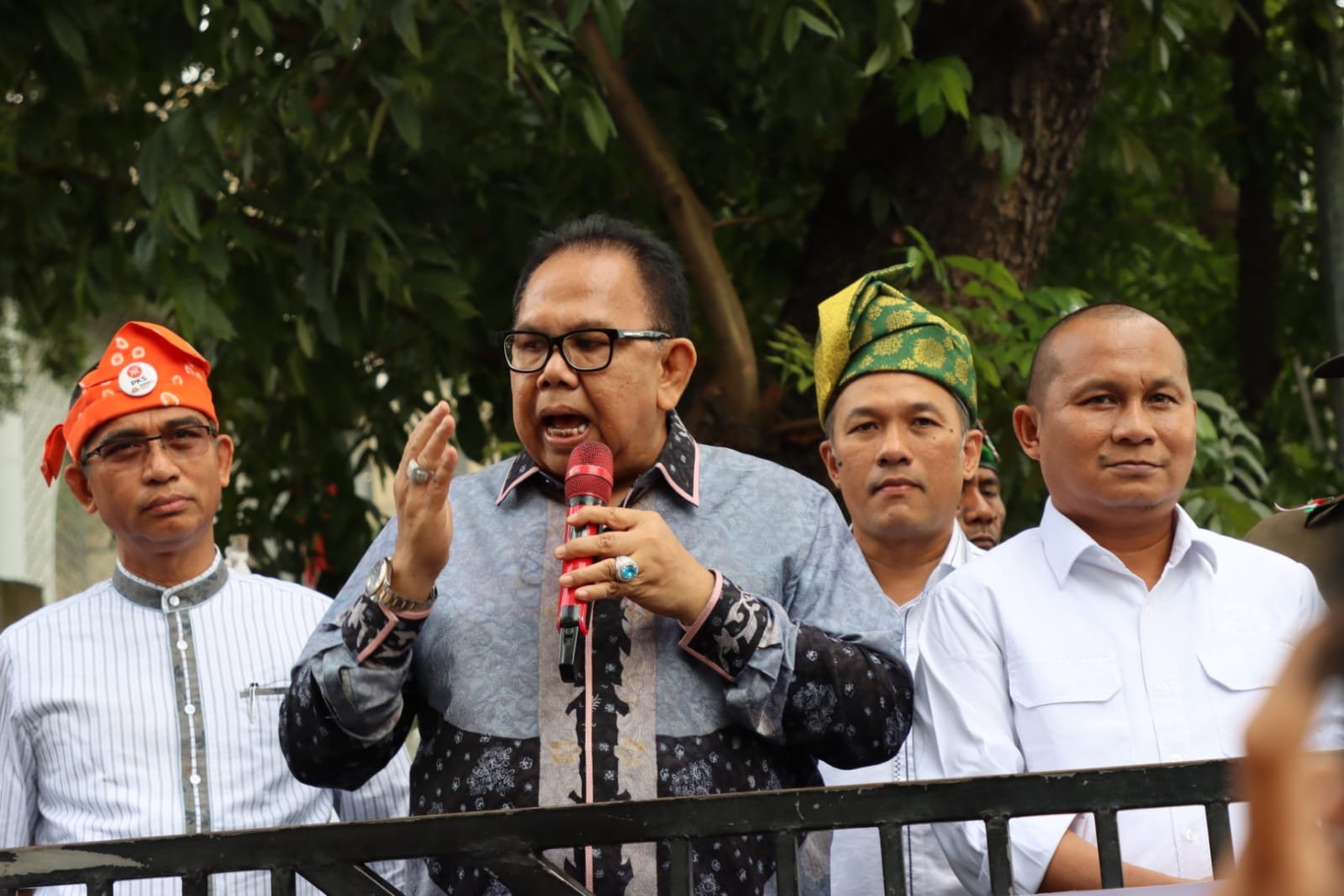 Di Bawah Rintik hujan, Baskami Ginting Temui Massa Demo Rempang