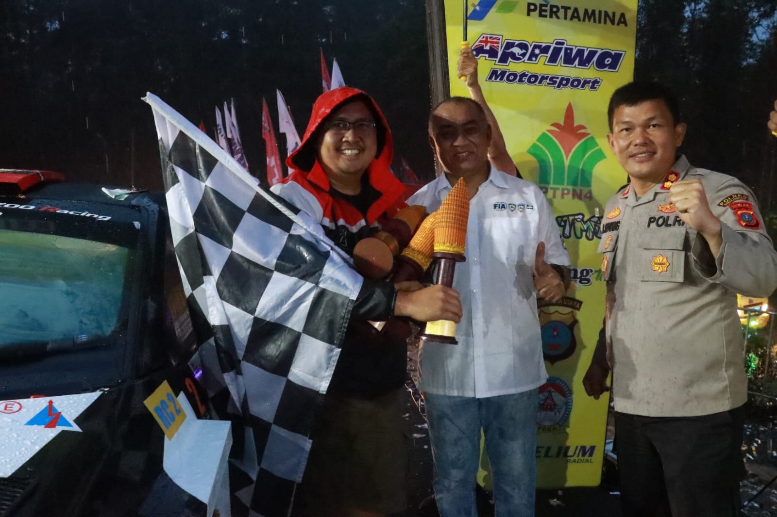 Kapolres Simalungun Mewakili Kapolda Sumut Serahkan Tropy Kemenangan FIA APRC ASIA 2023 - Danau Toba Rally 2023