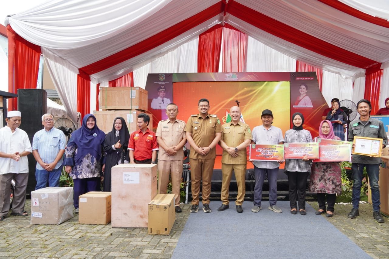 Pameran Dagang Lokal, Bobby Nasution Serahkan Bantuan untuk Kelompok Usaha Bersama