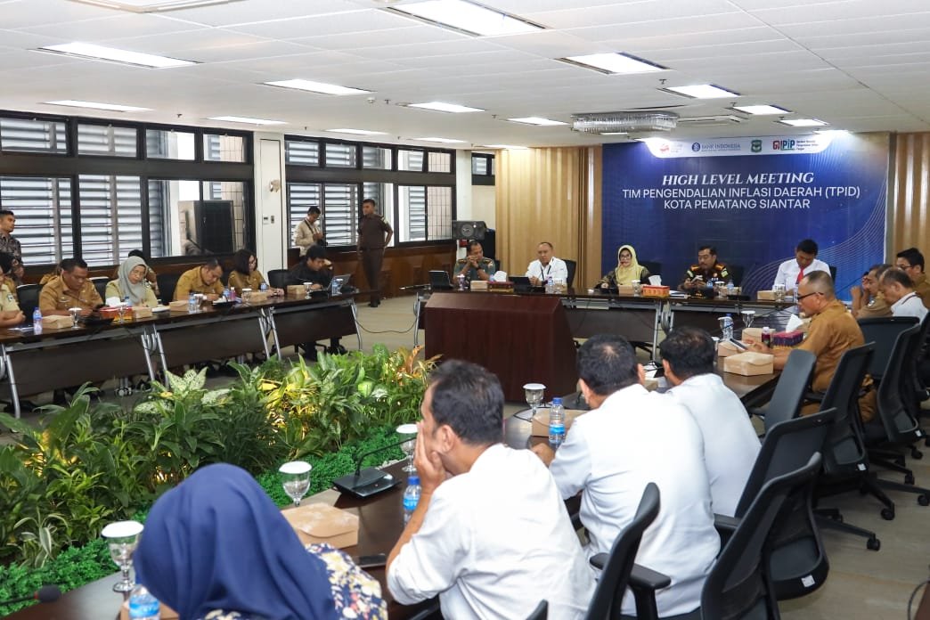 Walikota menghadiri acara High Level Meeting (HLM) TPID Kota Pematang Siantar