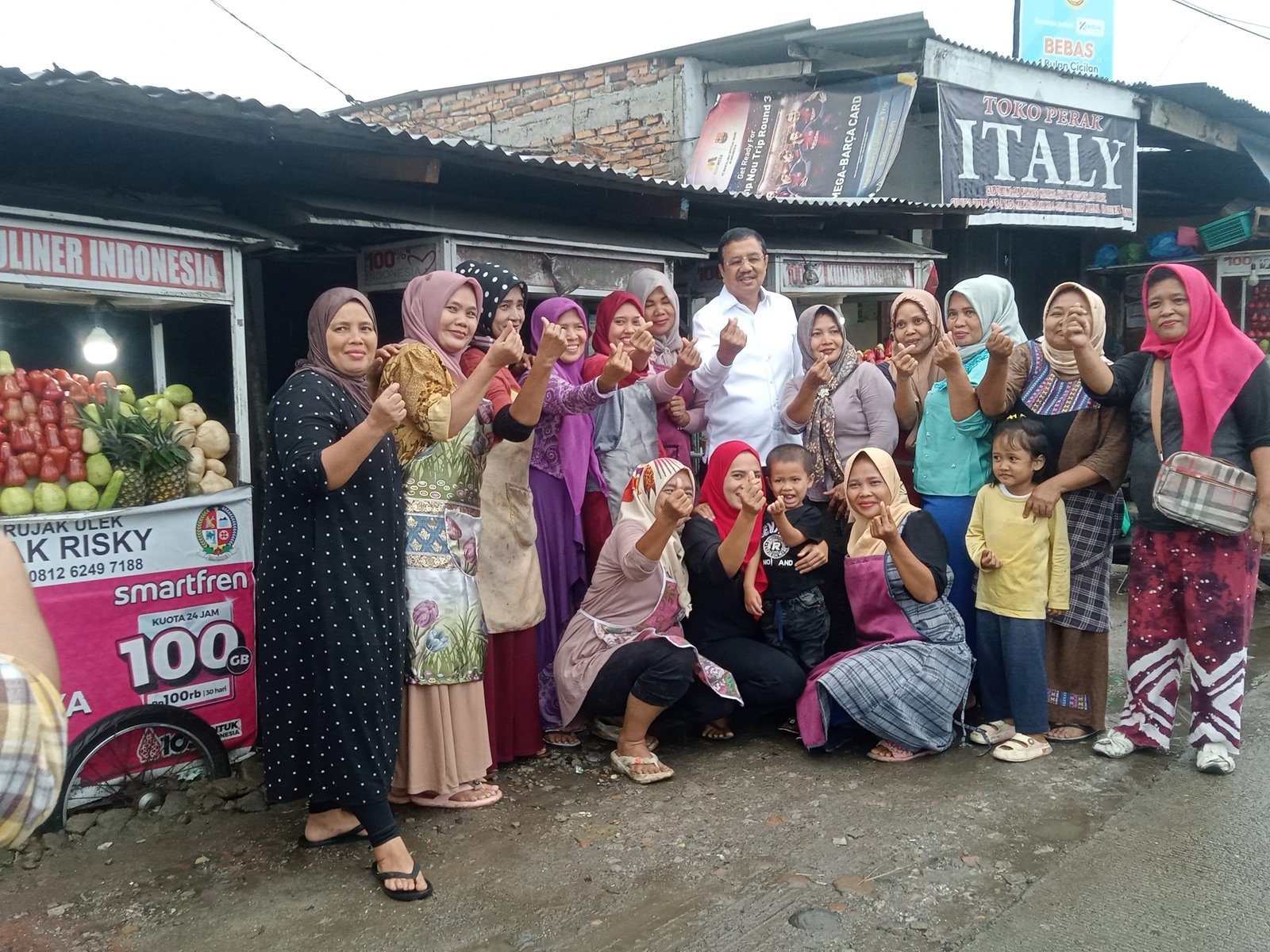 Peduli UMKM, HT Erry Nuradi Sambangi Pelaku UMKM Pedagang Rujak Simpang Jodoh