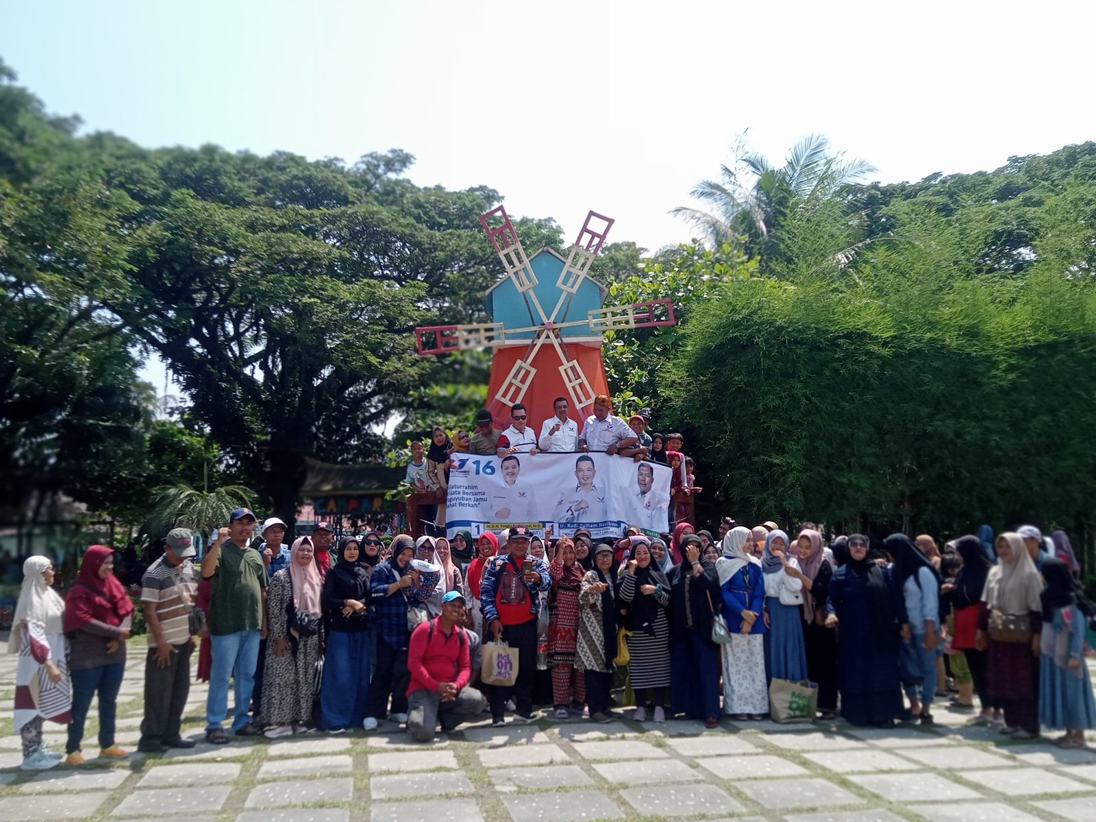 Partai Perindo Sumut Silaturrahmi Wisata Bersama Paguyuban Jamu Sehat Berkah di Pantai Cermin