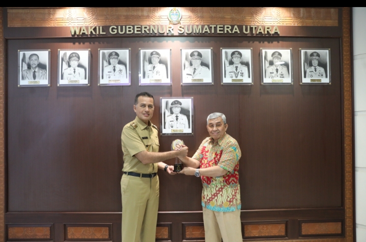 Ijeck Terima Penghargaan dari KI Sumut Atas Dedikasi Mewujudkan Keterbukaan Informasi Publik