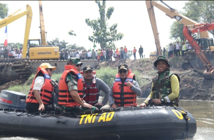 Pj Gubernur Sumut Bersama KASAD Ikut Gotong Royong Bersihkan Sungai Deli