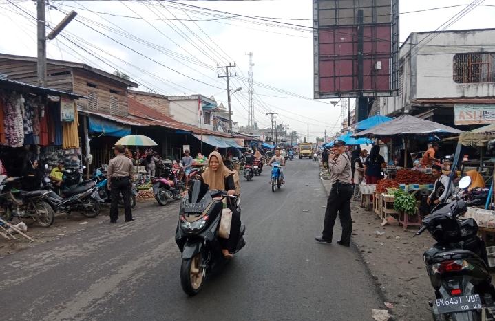 Atasi Kemacetan, Personel Polsek Air Joman Gatur Dipasar Kebun Sayur