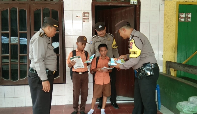 Polsek Pantai Cermin Bagikan Buku Bacaan ke Murid SD