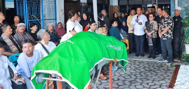 Bupati Simalungun Sampaikan Belasungkawa Kepada Almh. Hj. Sopiah Sitio dan Menghantarkan ke Pemakaman.