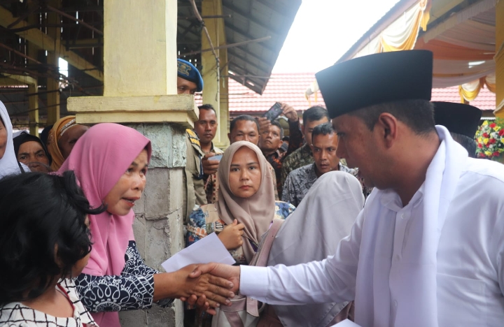 Bupati Paluta Andar Amin harahap Bagikan Zakat sebagai Inisiatif Kesejahteraan Rakyat
